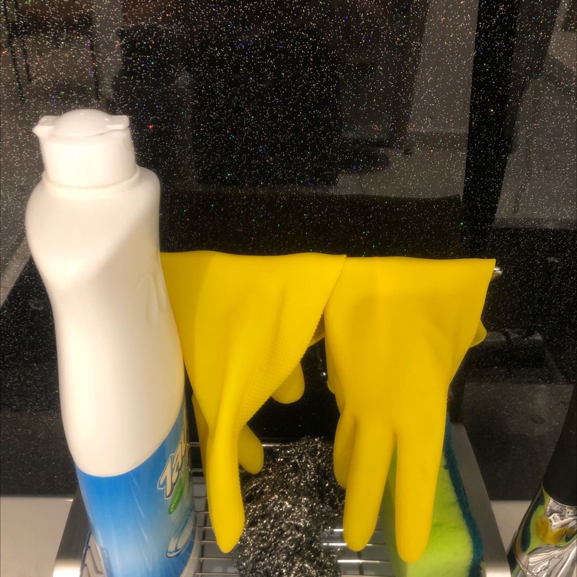 Kệ chắc chắn, phần treo cao lên 1 chút thì phơi khăn thoải mái hơn
Shipper hỗ trợ giao ngày thich hợp