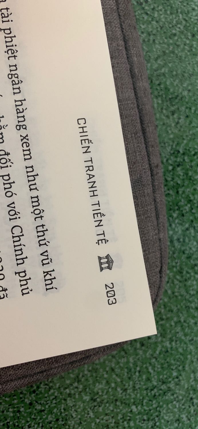 Đóng gói vận chuyển khá nhanh và tốt.

Cuốn 1 - hình và các hình nhân vật khá mờ, một số trang in bị lem nhem. (Hình). Trước mình có mua một cuốn cảm giác cầm sách khác nhau, cảm giác đợt này in giấy cắt khá ẩu được đều góc như bản in trước. 

Cuốn 2 - ok hơn, màu mực đều hơn cuốn 1 mình nhận được.