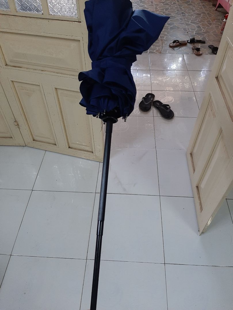 mới bung ra co 1 lần đã không gap lai duoc.mỗi lần bấm nút cứng ngắc.vì co em bé nên mới dặt dù tu dộng.ma lúc duoc luc không the này la không duoc rồi.tiki xem lai hang nhe.dao này dat hang toan bị vân de.bay gio ko kéo dù lai duoc luôn.