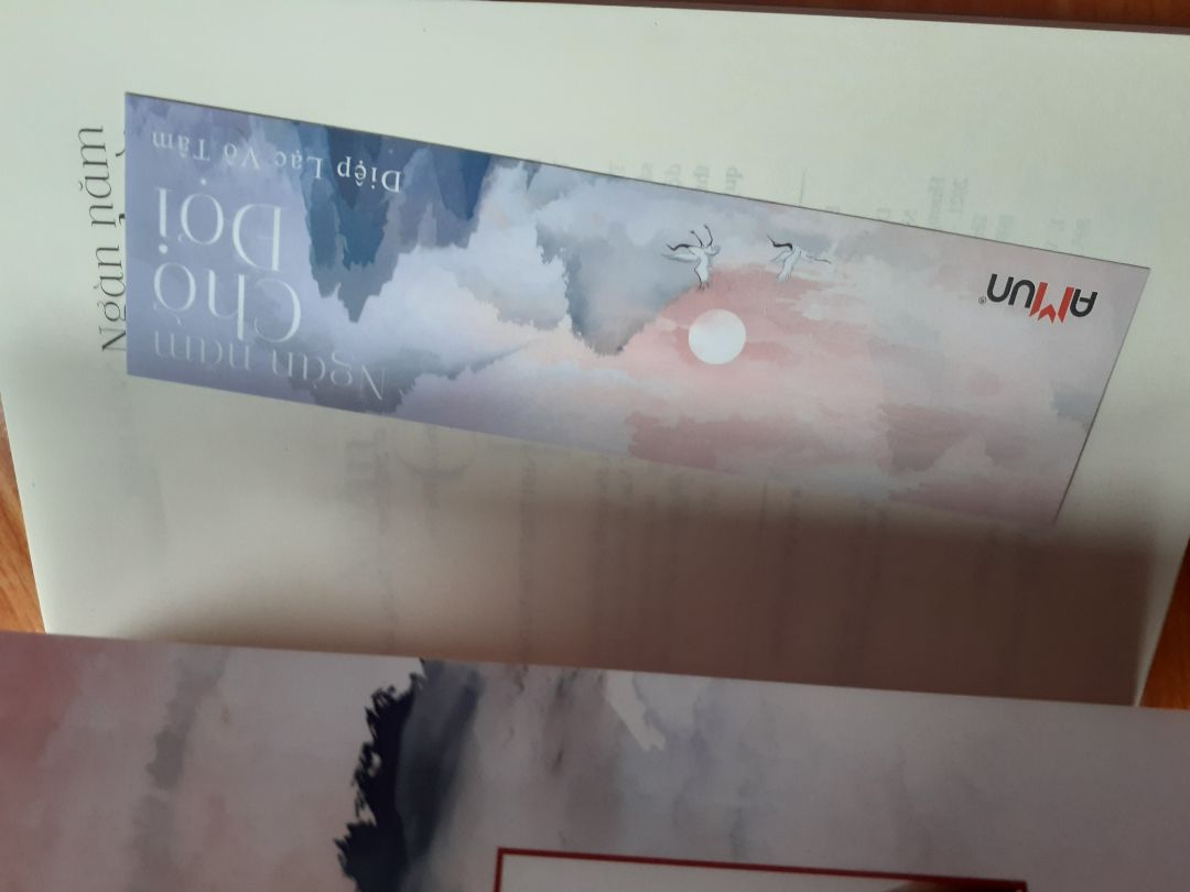 Uiiii ưng lắm íiiiiiii 😻
Giao hàng nhanh cực chưa đến 1 ngày đã nhận được nhaa :33
Chỉ hơi bị méo ở góc một tí với không có màng bọc sách hay sao ă nhưng khum sao :333
Rất tuỵt nha mn :333