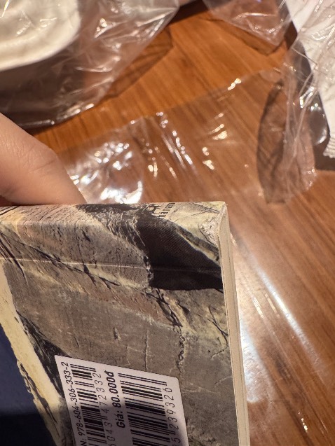 Không bàn đến nội dung sách, mình đánh giá 2 sao vì bìa sách bị sứt một chỗ như hình, bìa còn bị trầy.