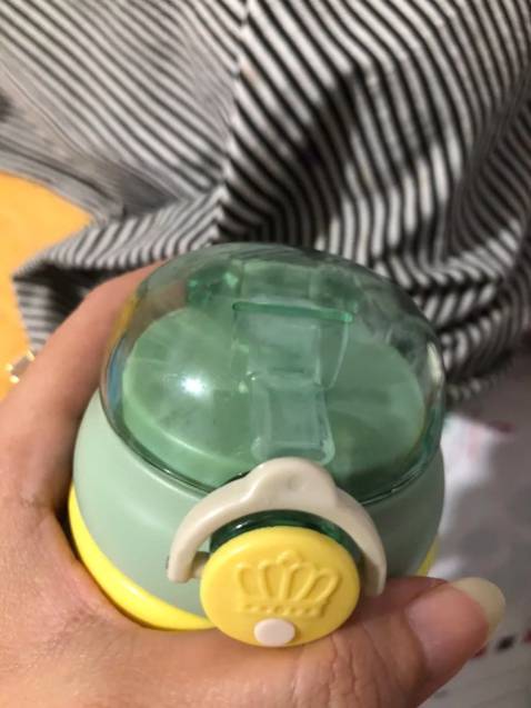 Bình nước dễ thương, bé rất thích. Màu xanh và họa tiết phù hợp với bé trai. Nắp khoá chắc chắc, bé uống k sợ bị đổ. Bình có dây đeo nên bé có thể mang đi chơi được rất tiện lợi. Đặc biệt chất liệu nhựa việt nhật an toàn yên tâm dùng cho bé