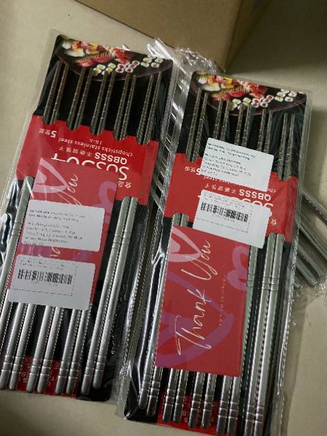 Sản phẩm đẹp, cứ nghĩ đũa inox sẽ nặng lắm, nhưng cầm đũa này cảm thấy nhẹ vừa tay, inox cực bóng, gấp thức ăn cũng dễ