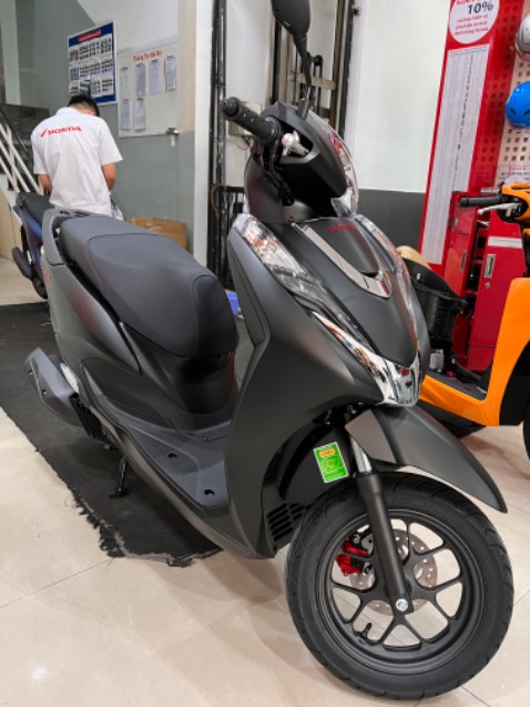 Nhân viên tư vấn nhiệt tình,hướng dẫn tận tình
Xe mới lấy từ kho ra
Thủ tục nhanh chóng tầm 30p là xong
Góp 12 tháng ra cua hàng trả thêm phí biển số dv nữa là xong