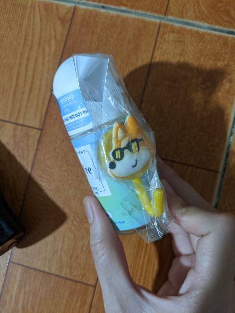 Lăn Refree thì chất lượng khỏi bàn rồi. Mình đã dùng hương in love và xịt sweetie thấy mùi thơm nhẹ nhàng rất ok, giờ đổi sang hương khác xem sao. Được Tiki tặng kèm móc dán tường siêu cutee🥰