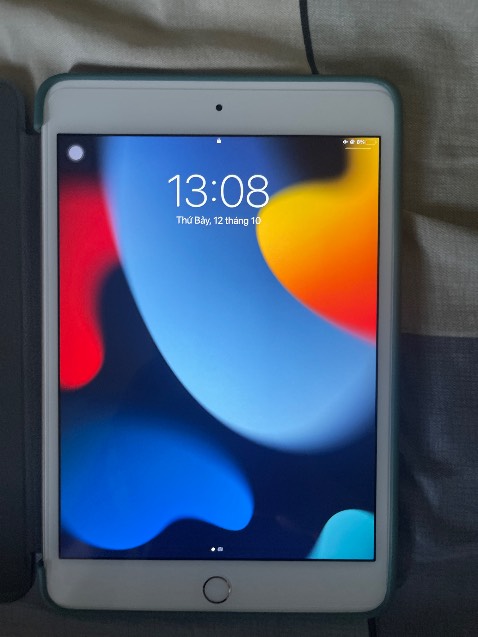 Shop giao đúng sản phẩm mô tả, nhưng ko biết sao dán lên ipad lại hụt mất 1 khúc phía trên, dù phần dán vào nút home vật lý vẫn khít.