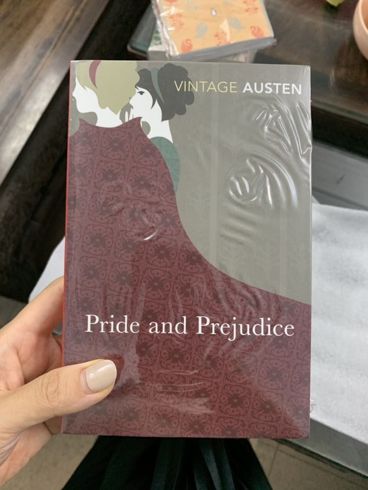 Sách gáy đỏ rất yêu. Cầm nhẹ tau, giấy đọc k bị mỏi mắt khi đọc lâu