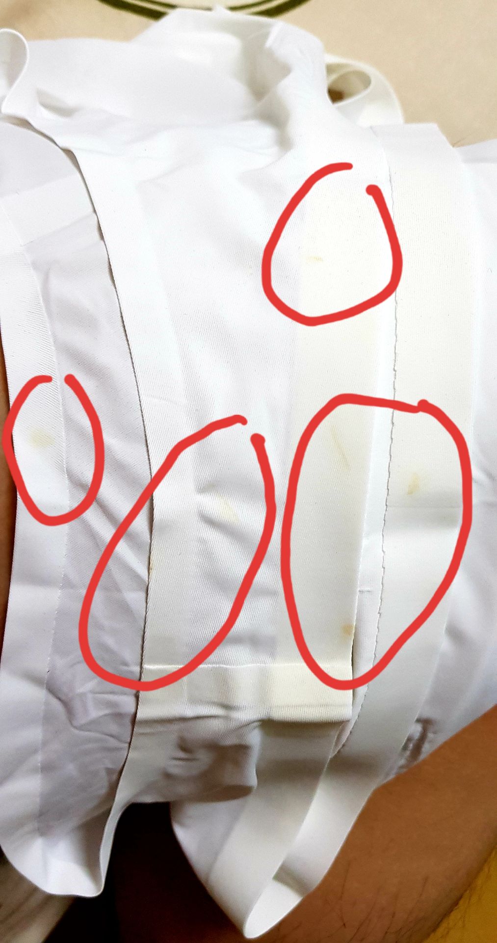 Hàng đóng gói đẹp. 4 quần màu và form đẹp. Nhưng cái màu trắng bị nhiều vết ố vàng không thể chấp nhận được. Đề nghị Tiki đổi cái khác cho tôi.