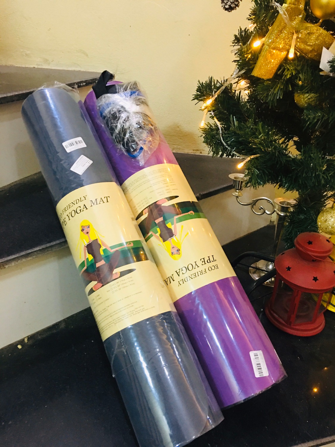 mình là người cao và to nên tập cũng phải đòi hỏi đồ tập phải chịu được sức nặng với chất lượng sp phải đàn hồi hì hì! 
Sau khi nhận hàng thì có nhận xét:
- Đây là shop duy nhất mình thấy có túi và dây đi kèm, túi đựng tiện lợi khi đi ra ngoài, dây kéo cũng chắc, siết chặt.
- Mình mua thử dùng ok, mua cho bạn gái mình 1 cái màu xanh nữa. đều không bị sẹp, ko bị lún. So với thảm ko có thương hiệu thì tốt hơn hẳn, thảm ko thương hiệu thấy lún lắm, dẫm chân lâu 1 chỗ là không đàn hồi lại bình thường được
- Có nhiều màu sắc chọn lựa, mình thì chọn màu này vì thích màu này và nó sạch sẽ
- Nhìn chung bằng đấy thứ mình rất tâm đắc, thời gian thì giao hàng cũng nhanh nên hôm nay mới ngồi review cho anh chị em được!!! Tìm hiểu ra bên miDoctor này chuyên bán hàng thể thao rất chất lượng đấy chứ!!!
****Sẽ còn ủng hộ