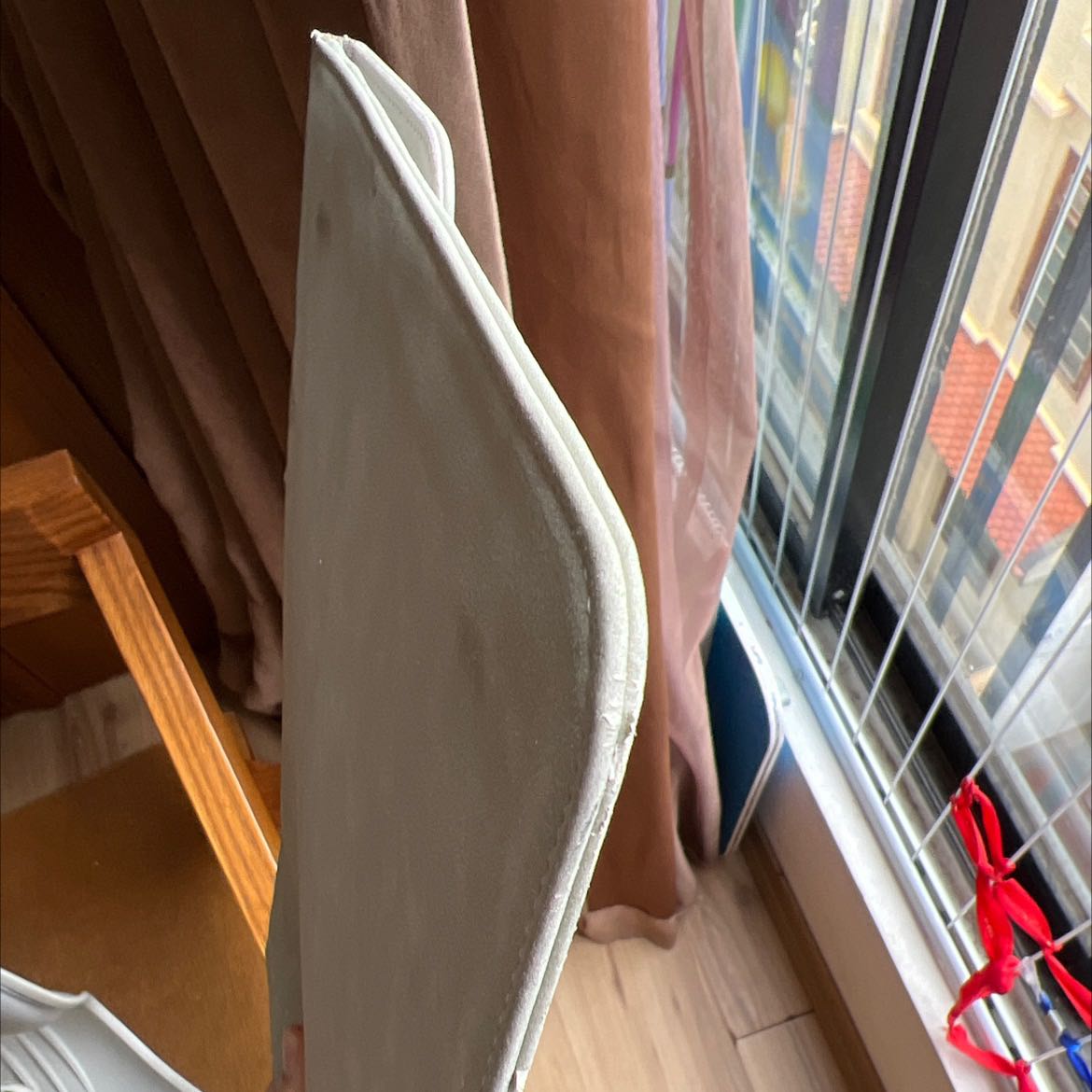 Màu sp ko giống, chất liệu da cứng.