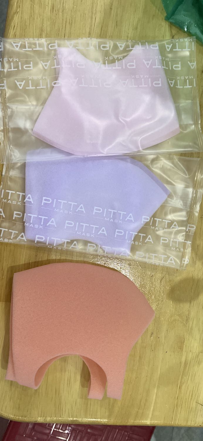 Màu sắc dễ thương, khi đeo không bị khó thở, hơi có mùi nhựa nhưng giặt sạch sẽ hết