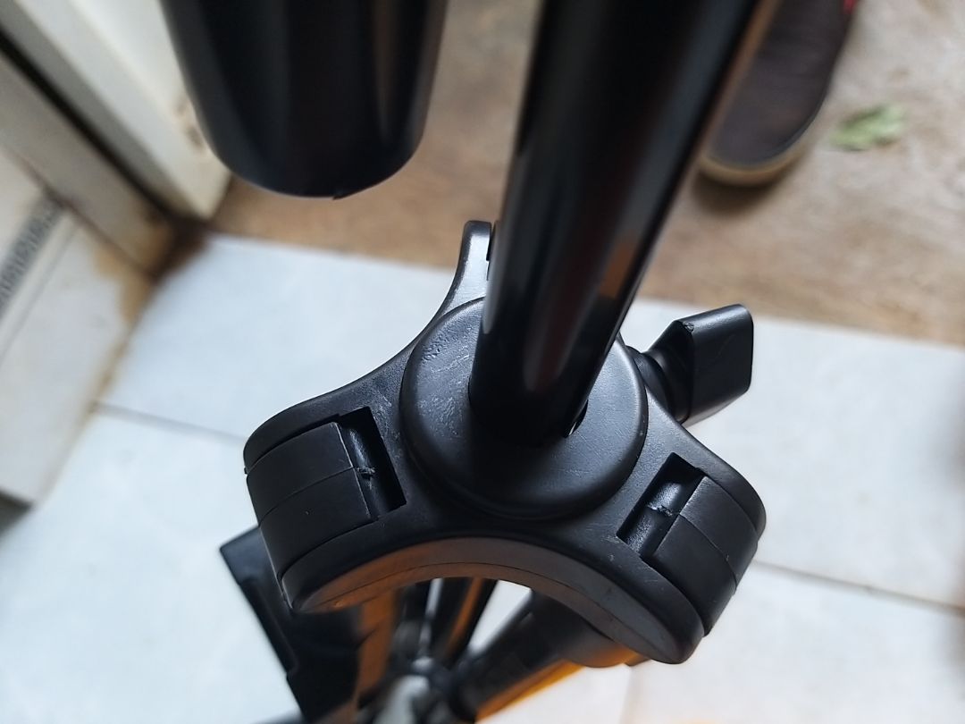 Mình hay mua hàng tiki, chưa lần nào như lần này. 
Đặt mua YUNTENG. Nhận hàng, chỗ thì Yunteng, chỗ thì YUNGTFNG. Remote thiếu dây sạc. Cổ xoay không có chữ YUNTENG. Mình đề nghị Tiki xem lại nhà cung cấp, cám ơn nhiều! Chưa bao giờ mua hàng của tiki bị thế này, thực sự muốn trả hàng. Cám ơn tiki!