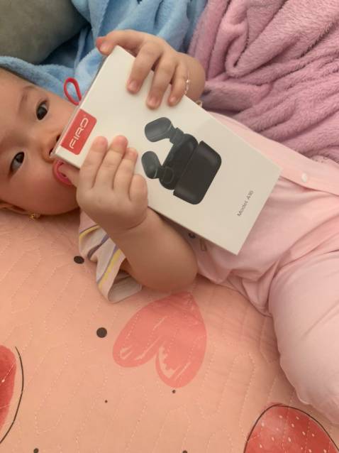 Sáng giờ lên tiki mò hoài mới ra em này, nói thiệt nha: ưng ẻm quá trời luôn! 
- Vừa tai! Đủ các nút cho các lỗ tai các chế từ to đến nhỏ.
- Âm thanh êm! Sóng đều, không bị mất sóng như các hãng khác.
- Kiểu dáng nhỏ gọn! Cái này mình thích nè😘
- Cảm ứng nhạy! 
- Giao hàng nhanh *** đạn! 
- Bọc hàng bên tiki thì khỏi chê rồi, bọc kĩ quá! Tháo mắc mệt luôn! Hihi nhưng mà thích😊
- Mua hàng chính hãng  nên an tâm dã man.
* Nói chung thích em này quá nên review kĩ kĩ cho các bạn nào đang có ý định mua nè! Nên mua nhé! 👍🏽👍🏽