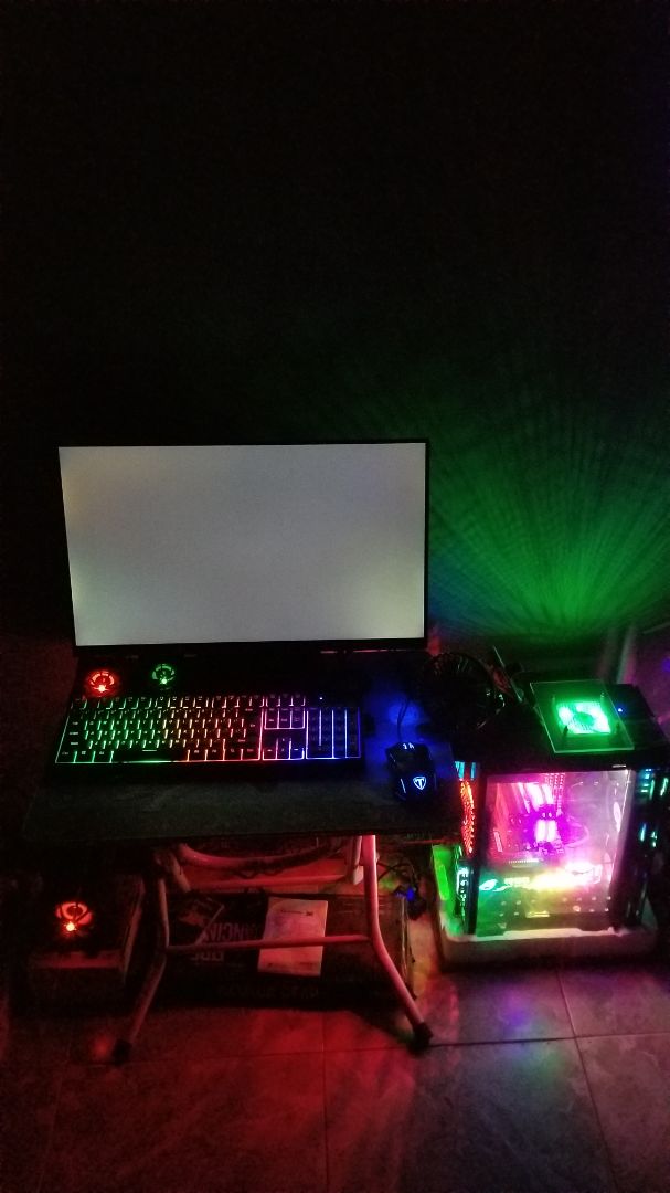 Màn lỗi hở sáng, xem phim mỗi lần chuyển cảnh màu đen bị mấy cục sáng trắng to chà bá nổi lên chèn màn hình.. Để dùng bình thường màu sai, ám vàng.