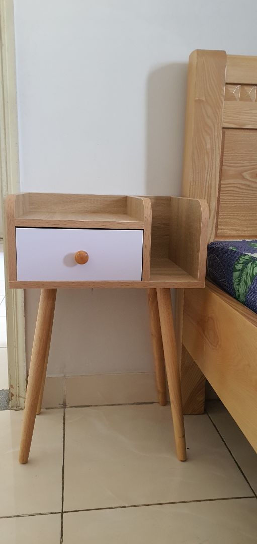 Hàng hơi khác so với hình mẫu.
Nơi để sách ngược so với mẫu.
Thiếu ốc vít để bắt chân tủ.
Shop nên coi lại hình mẫu trong bài của shop.