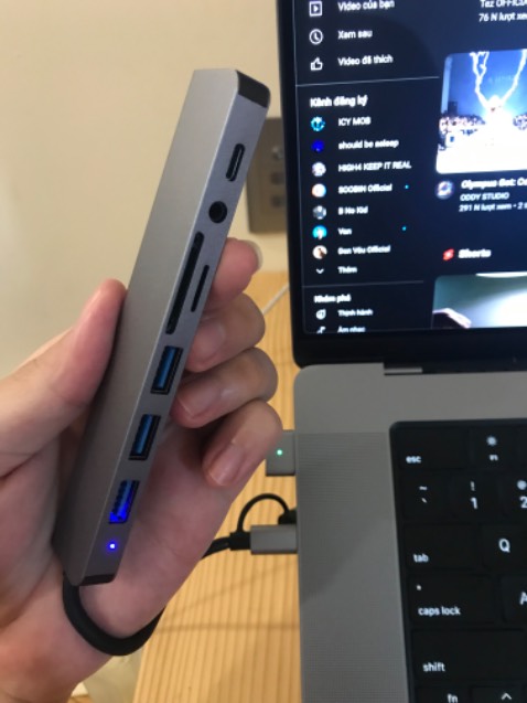 Trùi ui Tiki Now 2h đúng đỉnh. Đúng là mỗi sàn tmđt đều có thế lợi riêng. Mình đã trải nghiệm 2 lần Tiki Now, 1 lần cần gấp sạc và lần này cần gấp hub. Về sản phẩm thì bọc chống sốc kĩ càng, độ bền thì phải xài mới biết nhưng cầm rất chắc tay, bề mặt làm xịn ko thua vỏ macbook lun 😂 và điều tuyệt vời hơn là cắm vào có báo đèn và nó màu xám tệp với cái máy của mình lun huhu 😂😂 ghim ổ cứng và chuột là nhận liền lun ạ. Thật sự trải nghiệm tuyệt vời. Sẽ ưu ái sử dụng dịch vụ của Tiki nhiều hơn. Goodjob shop 🙏🙏🙏 Trùi ui Tiki Now 2h đúng đỉnh. Đúng là mỗi sàn tmđt đều có thế lợi riêng. Mình đã trải nghiệm 2 lần Tiki Now, 1 lần cần gấp sạc và lần này cần gấp hub. Về sản phẩm thì bọc chống sốc kĩ càng, độ bền thì phải xài mới biết nhưng cầm rất chắc tay, bề mặt làm xịn ko thua vỏ macbook lun 😂 và điều tuyệt vời hơn là cắm vào có báo đèn và nó màu xám tệp với cái máy của mình lun huhu 😂😂 ghim ổ cứng và chuột là nhận liền lun ạ. Thật sự trải nghiệm tuyệt vời. Sẽ ưu ái sử dụng dịch vụ của Tiki nhiều hơn. Goodjob shop 🙏🙏🙏