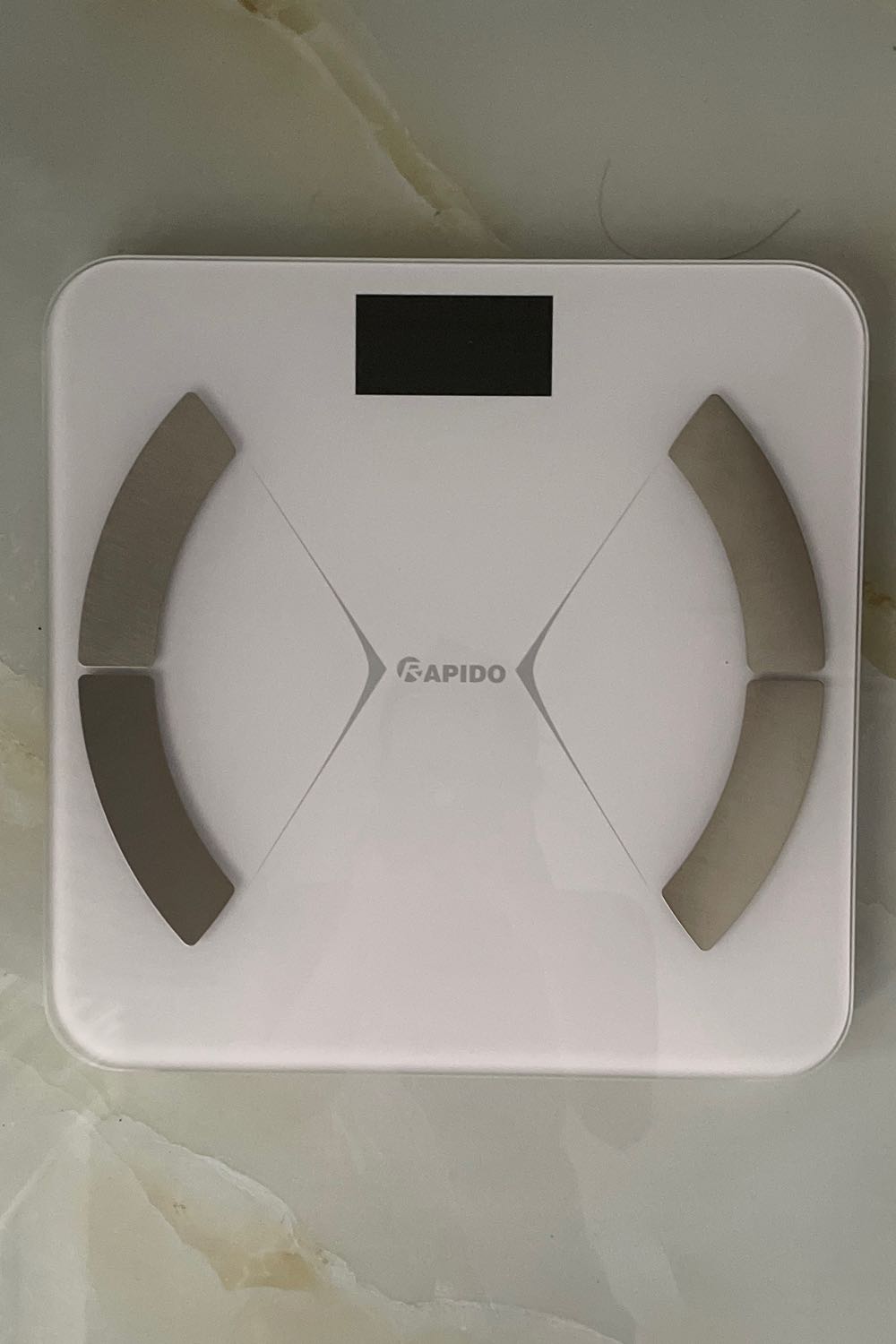 Cân có vẻ ổn, mình cân nhiều lần liên tiếp ko bị thay đổi như một số cân đtu khác, kết nối bluetooth luôn nhé, giá ok