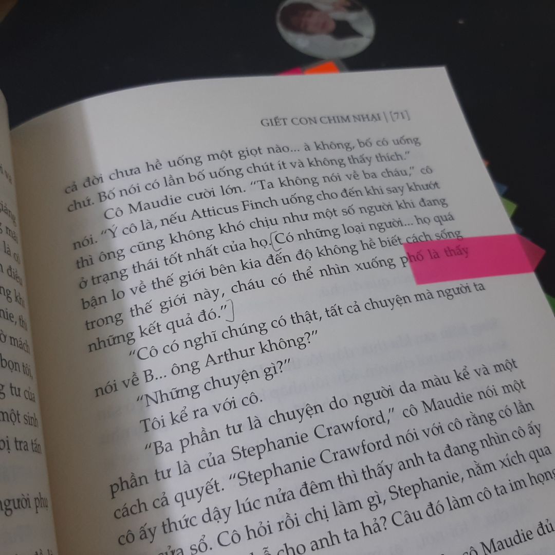 Mình thích cách tác giả kể câu chuyện qua góc nhìn của bé Scout và cũng thích tình bạn của Scout và anh Jem với Boo Radley. Chỉ muốn nói là mình yêu những nhân vật trong câu chuyện này rất nhiều.
Thật ra mình mua cuốn này lâu rồi, mà nay mới kịp đọc xong, nên quay lại review. Đọc rồi mới thấy giá trị nội dung trong Giết chết con chim nhại lớn như thế nào và tại sao sách luôn nằm trong top sách nên đọc, cuốn này đọc xong nhìn lại note dán đầy luôn.