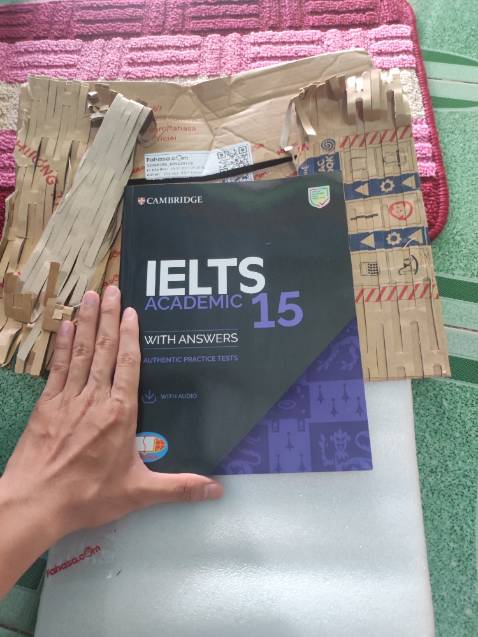 Hộp hơi móp méo, tuy nhiên chất lượng sách vẫn ổn.