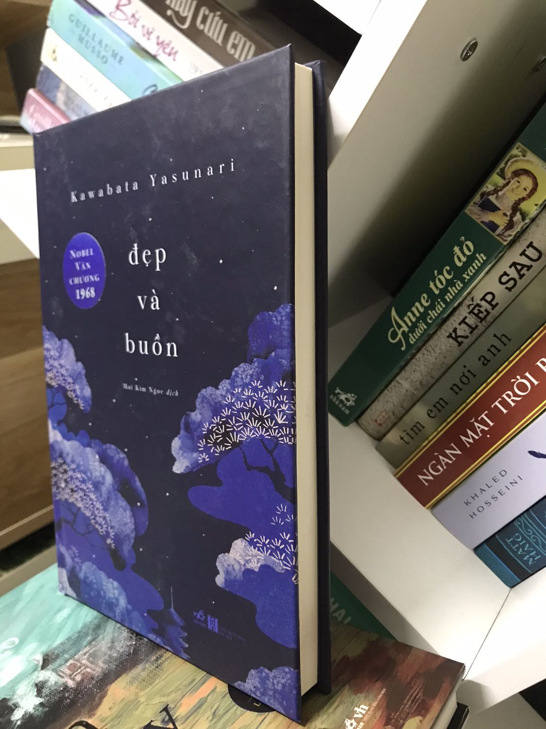 Không chỉ riêng cuốn này, tất cả tiểu thuyết của Kawabata Yasunari đều buồn và đẹp. Kết mở, kiểu như nó đã đạt đến tận cùng ngôn ngữ, chạm tới nơi sâu thẳm của tâm trí, lặng lẽ ở đó & tiếp tục thẩm thấu. Chiêm nghiệm hay lãng quên là quyền của bạn, yêu hay ghét Keiko & Otoko không quan trọng, vấn đề là qua đó bạn cảm nhận được cách họ nhìn nghệ thuật, cảm nghệ thuật, làm nghệ thuật.

Tiki siêu tốc đúng hẹn. Sách bìa cứng, mới tinh, đẹp long lanh. Sách được đặt trong hộp bìa, không có xốp chống sốc, may là ship trong nội thành nên sách không bị ảnh hưởng.
