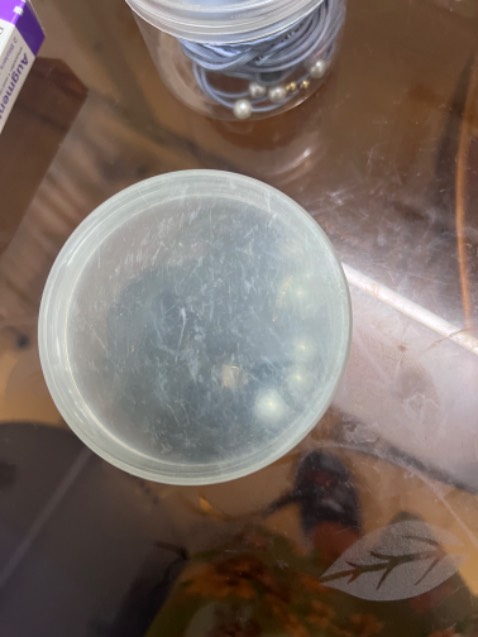 Đặt màu xanh mà giao màu đen, hộp đựng cũ , dây buộc màu ko đẹp