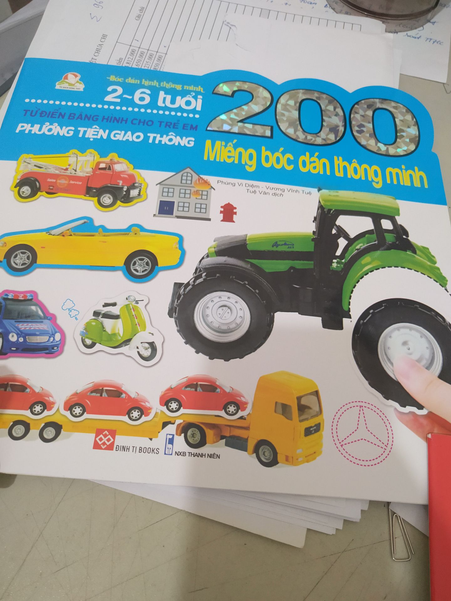 Sản phẩm rất đáng mua. Giúp bé tìm hiểu các phương tiện giao thông. Qua đó phụ huynh có thể giáo dục con tham gia giao thông an toàn. Bé nhà mình hơn 2 tuổi rất thích ô tô nên m đã chọn mua bộ này.