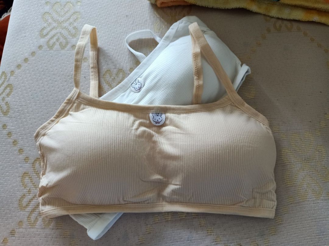 Tôi hài lòng về sản phẩm. Tôi nhận được 2 màu trắng, 1 màu da, 1 màu hồng, 1 màu xám. Áo dễ thương, giá khá rẻ. Bạn shiper rất dễ chịu dù nhà tôi trong hẻm tìm khó. Cảm ơn tiki sẽ ủng hộ.