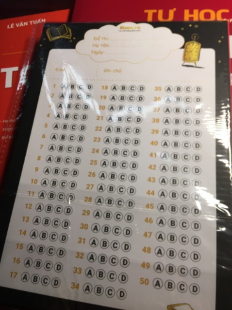 Rất ấn tượng bìa sách, cực thích mùi giấy mới luôn. Còn được tặng thêm phiếu trắc nghiệm nữa... Mặt sau có ghi công thức, lâu lâu quên bài thì lấy ra coi cũng tiện hơn:>>>>>>>