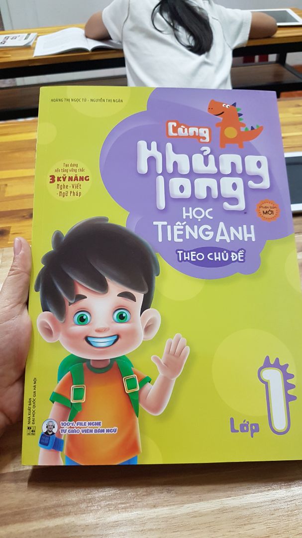 Về nội dung, giáo trình đơn giản, dễ hiểu, trình bày đẹp, file nghe rõ ràng, rất phù hợp cho các em mới bắt đầu học tiếng Anh.
GT còn tặng kèm sticker rất dễ thương cho các em nữa.
Nên mua kèm vở "Cùng khủng long luyện viết chữ ôn từ  vựng".
Về dịch vụ, Tiki giao hàng nhanh, đóng gói cẩn thận, có bọc bookcare càng đẹp. 
Nói chung rất ưng ý. Về nội dung, giáo trình đơn giản, dễ hiểu, trình bày đẹp, file nghe rõ ràng, rất phù hợp cho các em mới bắt đầu học tiếng Anh.
GT còn tặng kèm sticker rất dễ thương cho các em nữa.
Nên mua kèm vở "Cùng khủng long luyện viết chữ ôn từ  vựng".
Về dịch vụ, Tiki giao hàng nhanh, đóng gói cẩn thận, có bọc bookcare càng đẹp. 
Nói chung rất ưng ý.