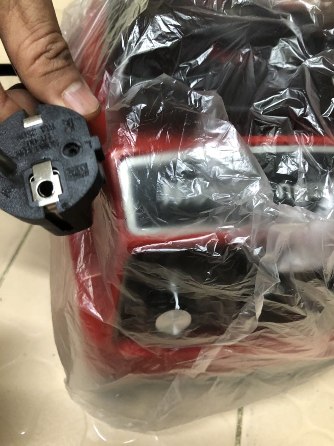 Mới mở thùng lấy cái mấy ra thì cái phích cắm bị gãy 1 chân rồi... Mới mở thùng lấy cái mấy ra thì cái phích cắm bị gãy 1 chân rồi...