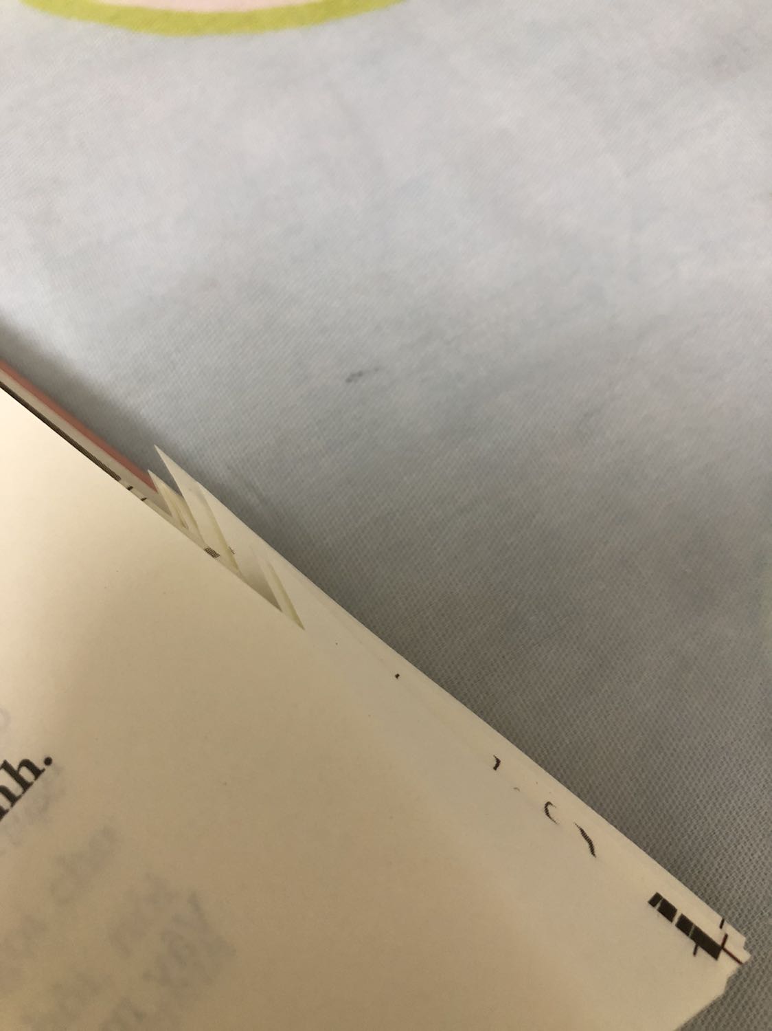 Sách cắt xén bị lỗi, shop đổi lại cho được không?