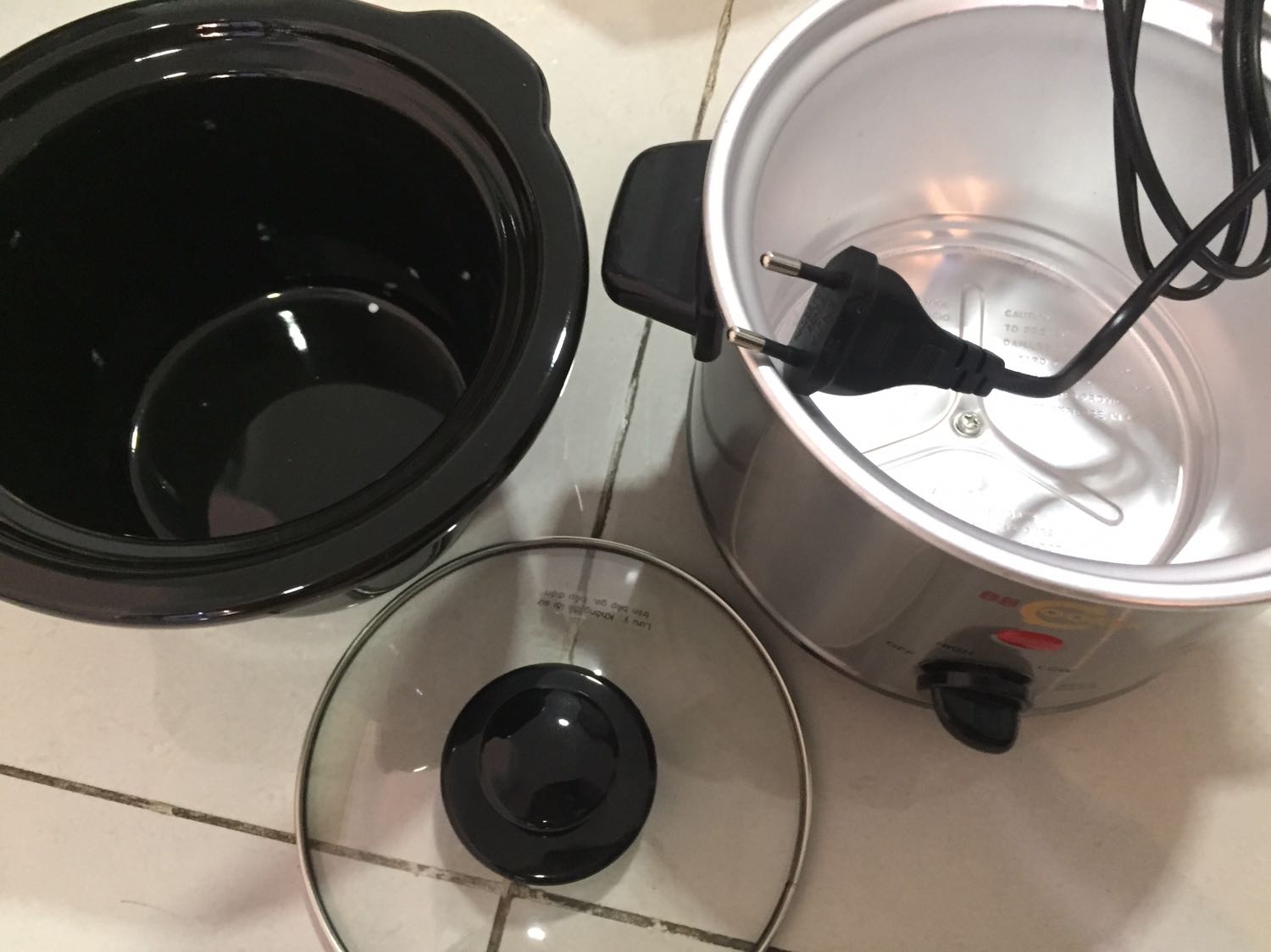 Mình phân vân 1 dòng rẻ hơn 1 dòng đắt gấp đôi BBCooker, đọc review BBCooker làm mình hơi hoang mang mà mình chọn nồi nhỏ gọn+nồi sứ màu đen nên vẫn quyết định đặt. Nhận hàng rất hài lòng. Nồi nhỏ gọn, tiện dụng, 3 chế độ high-low-keepwarm. Mình mua 1.5lit rất tiện nấu cháo cho bé. Sản phẩm đóng gói chắc chắn. Tikinow giao hàng nhanh. Thanks