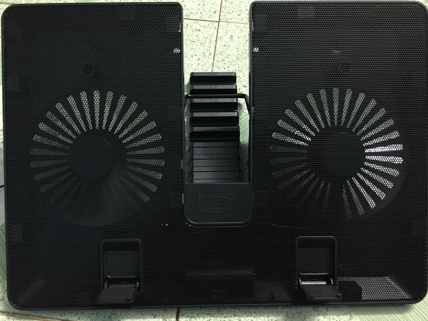 Lúc tìm hiểu rất phân vân vì thích thương hiệu Cooler Maser hơn. Nhưng sau khi mua về thì rất hài lòng. 
1. Tiki giao hàng nhanh. Đóng gói rất cẩn thận, chắc chắn. 
2. Quạt rất mát. Cảm giác mát lạnh khi đặt tay lên đế. 
3. Laptop 14” để rất rộng rãi và vững vàng. Vì đế này có thể để laptop 15,6”