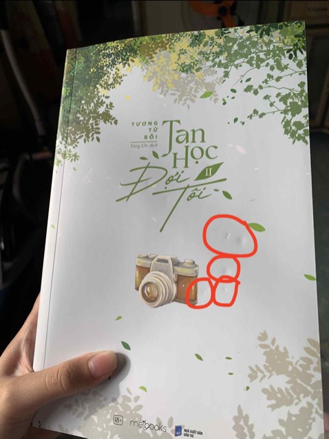 Sách bị df siêu nhiều phải hơn 10 lỗ lõm cực to ở bìa keo, mà k chỉ bìa keo k mà nó bị lõm sâu vô bìa áo,sách bên trong.Gáy sách thì bị cong,gập hết cả 2/4 góc.Phần gáy của bìa keo cũng bị gập thành một hình tam giác.Thật sự trải nhiệm quá tệ.Đóng gói sơ sài,có chống sốc nhưng k đáng kể,dán băng keo k kín (chỉ dc tối đa 5 ảnh nên mình sẽ ghép nh bức vô một ảnh,mỗi hình tròn đỏ đều là một vết df riêng k trùng vs bất cứ cái nào)