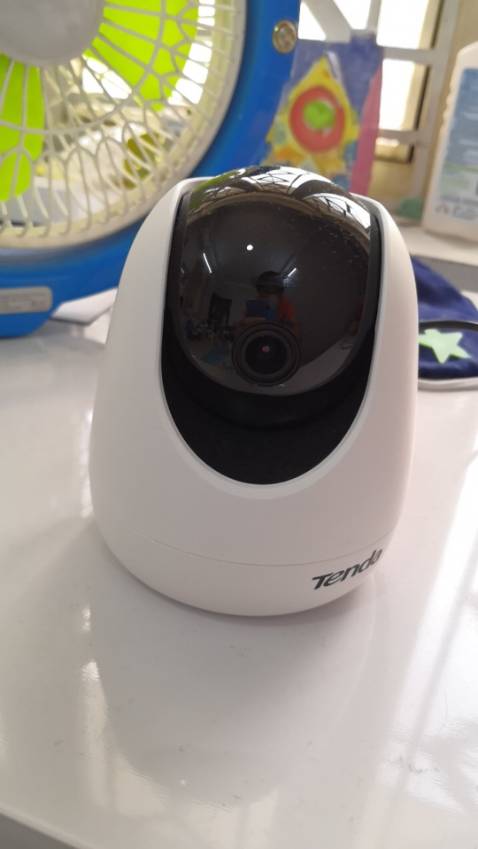 Camera rất sịn , hình ảnh nét như camera iphone ấy , xoay qua xoay lại được , giờ mới biết tenda cũng làm camera tốt được như vậy