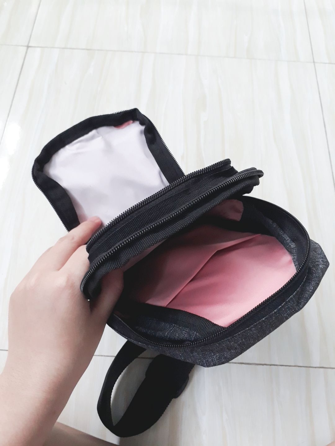 sản phẩm thực tế đúng như mô tả, bên trong có 2 ngăn có đệm khá ok, chất vải mềm.