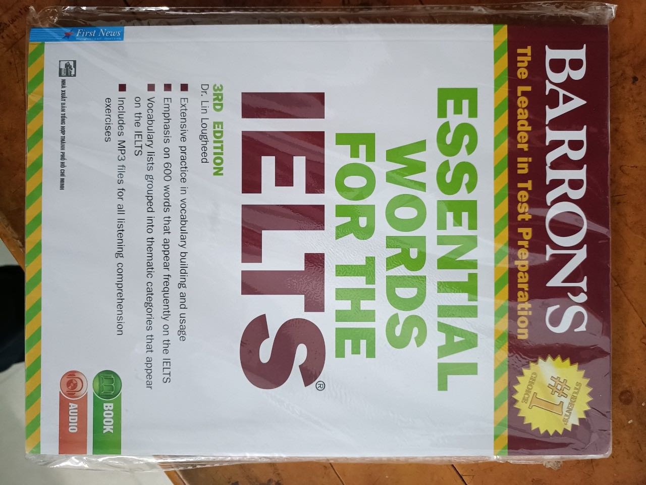 Collins Cobuild Key Words for IELTS phù hợp với ai?
Như đã giới thiệu trước đó, bộ Collins Cobuild Key Words for IELTS có 3 cuốn:

Book 1: Starter – Cuốn sách dành cho những ai mới bắt đầu học IELTS, từ vựng còn hạn chế, chưa biết nhiều từ học thuật → Sẽ phù hợp với các bạn vì từ vựng ở cuốn này khá đơn giản, dễ học và cũng rất phổ biến.
Book 2: Improver – Cuốn này được thiết kế dựa trên cuốn 1 nhưng cải tiến lên 1 cấp độ với nhiều từ vựng khó và học thuật hơn → Các bạn sau khi kết thúc cuốn 1 có thể chuyển sang cuốn này để thành thạo và nắm chắc nhiều từ để chuẩn bị cho kì thi IELTS.
Book 3: Advanced – Cuốn khó nhất và chỉ dành riêng cho những ai aim IELTS band 7.0+. Bởi lẽ, ở cuốn sách này, bạn sẽ không quay lại học những từ vựng đơn giản nữa mà sẽ nâng cao hơn rất nhiều.