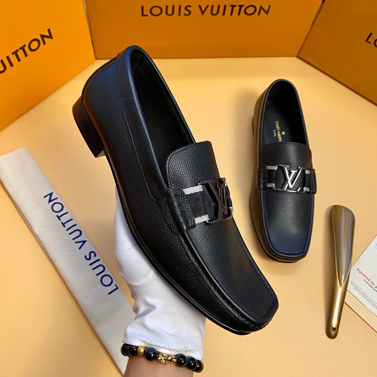 Sp đạt chất lượng .dép đẹp chắc chắn lắm .shop ưng lắm luôn mỗi tội size hơi bé đi bị chật .shop có cho đổi k nhỉ ?