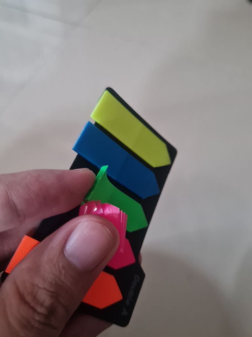 Giấy 1 mặt mờ 1 mặt bóng, chất lượng tốt, nhưng mỏng hơn mình nghĩ. Minh vốn định mua loại giấy thường viết chữ lên được cơ