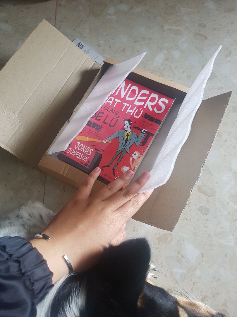 Sau nhiều lần đặt hàng ở tiki thì mình vẫn có hảo cảm tốt về cách đóng gói và giao hàng. Sách bìa đẹp, không bị bẻ góc. Về nội dung thì mình chưa đọc hết nhưng so với 2 cuốn đồng tác giả thì đây như một phạm trù khác. Cùng giọng văn và lối kể hỏm hỉnh nhưng sự mới lạ của nhân vật không hề nhàm chán mà rất cuốn. Nếu bạn là fan củ 2 quyển trước thì hãy thử nó