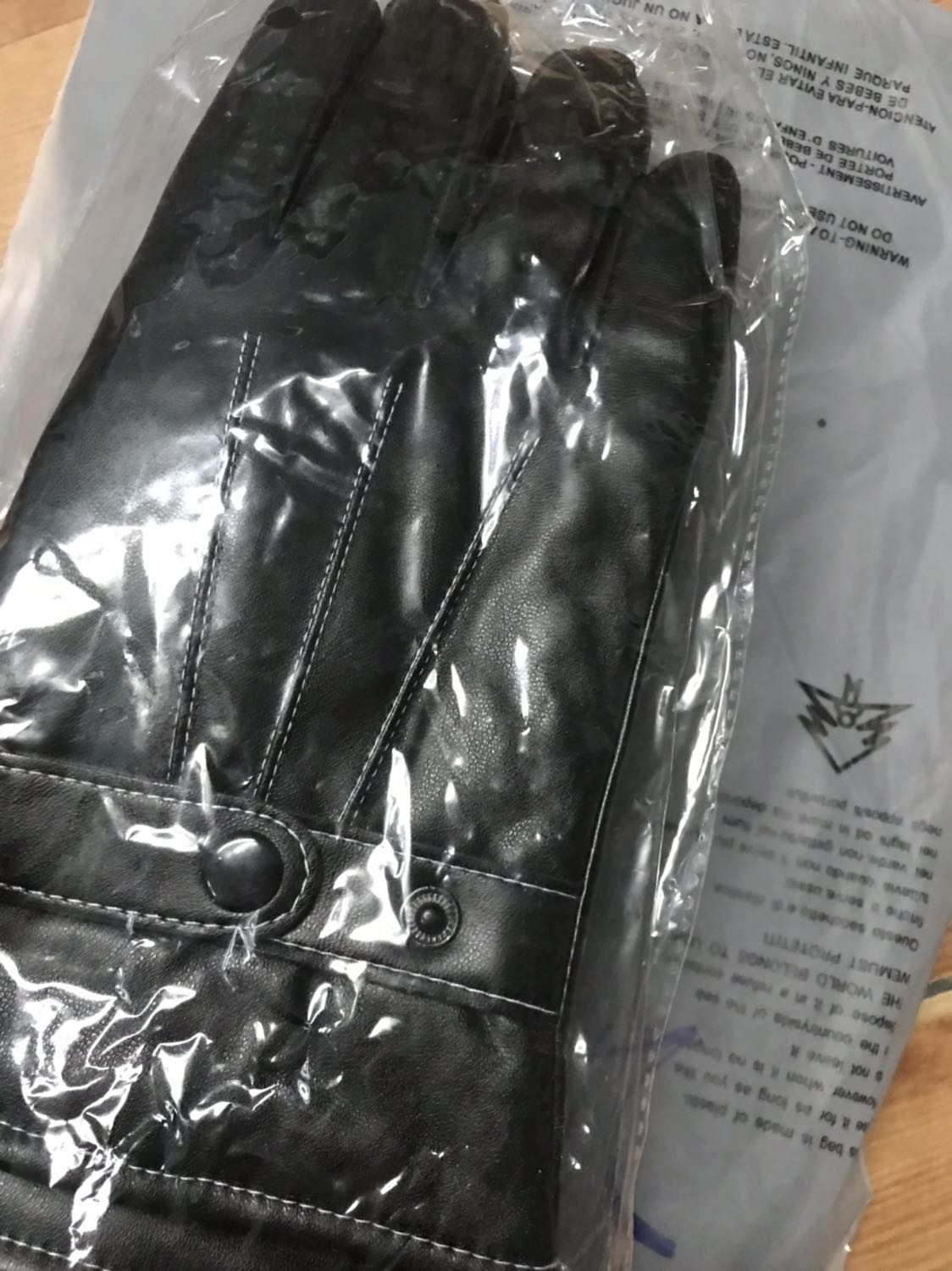 Sản phẩm đẹp quá, chất lượng rất tốt, mềm mại đùng rất ấm áp, sản phẩm cảm ứng khá ok, nỉ nên đeo vào tay vừa, dễ cử động, bó sát vào tay nên rất rể dùng như tay thường, mẫu mã đẹp, khá hợp thời trang, rất tuyệt vời, chất lượng tốt giao hang nhanh, nhân viên nhiệt tình, nhanh nhẹn và nhẹ nhàng, hài long tuyệt đối ????????????????????????????????????????????????????????????????????????????