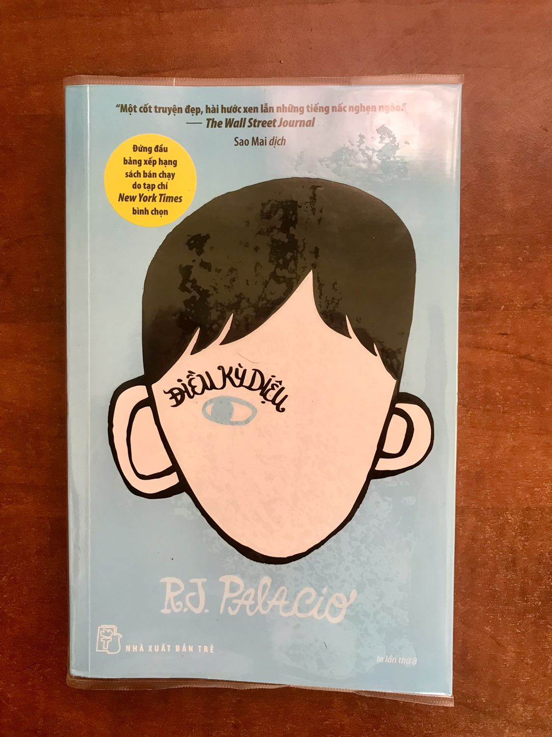Mình vừa mới đọc xong câu chuyện. Cảm xúc đầu tiện lắng đọng lại là sự bình an và lòng biết ơn cuộc sống, biết ơn mọi thứ xung quanh ta. 

Câu chuyện có giọng văn nhẹ nhàng, thanh thoát, nhấn mạnh sức mạnh kỳ diệu của tình bạn, tình yêu gia đình. Đặc biệt, câu chuyện của cậu bé August nhấn mạnh rằng: mỗi người chúng ta đc sinh ra trên thế gian này đều là 1 món quà. Mỗi ngày chúng ta sống và phát triển trong thế giới này đã là 1 điều kỳ diệu. Hãy cứ là 1 người tử tế, khiếm nhường và vị tha, thế gian xung quanh bạn sẽ từ đó mà ủng hộ bạn
