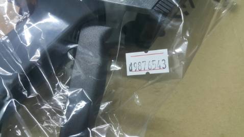 Tiki giao hàng rất nhanh và chuyên nghiệp. Nhắn tin trước 30 phút khi giao, NVGH khi đến gọi trước 2-5 phút để hẹn khách. Tác phong nhanh nhẹn, chuyên nghiệp.

Sản phẩm máy bắn giá Deli 7504 có giá rất tốt: 151.000, mình được Tiki áp dụng mã giảm 12% cho đơn VPP trên 200k nữa thì giá về rất hợp lý.

Sản phẩm màu sắc trang nhã, đỡ dơ, gia công không có nhựa thừa, cần bấm rất nhẹ nhàng. Mình xem sách hướng dẫn thao tác thay rulo mực và thay giấy không quá khó, có 2 khớp để thay 2 chỗ này.

Là loại máy bắn giá 1-DÒNG-ĐƠN. Gồm 8 dãy ký tự: có thể đánh 1 ký tự ở đầu và 7 ký số ở sau. Mình có đính kèm bảng liệt kê các dãy ký tự để mọi người dễ xem, tham khảo. Vì thiết kế không có dấu chấm phân cách hàng nghìn nên buộc lòng mình phải để khoảng trắng để phân ra nhóm 3 ký số (Nếu muốn mod lại mình phải dùng một ít nhựa dẻo để dán đính lên cái khuôn trong dãy ký tự ngăn cách đó.

Có thể bấm nhiều loại: như ngày tháng, EXP, %, kg, g, ĐVT, tùy bạn sáng tạo. Nhu cầu của mình là bấm giá tiền đồng và mã thì như vầy là đủ.

LƯU Ý: Không có ký tự "VNĐ" (chỉ có ký tự "đ"), Đơn vị tiền tệ đặt ở đầu không phải ở cuối. Các bạn lưu ý để mua đúng loại nhu cầu của mình.

Cảm ơn TIKI Trading!