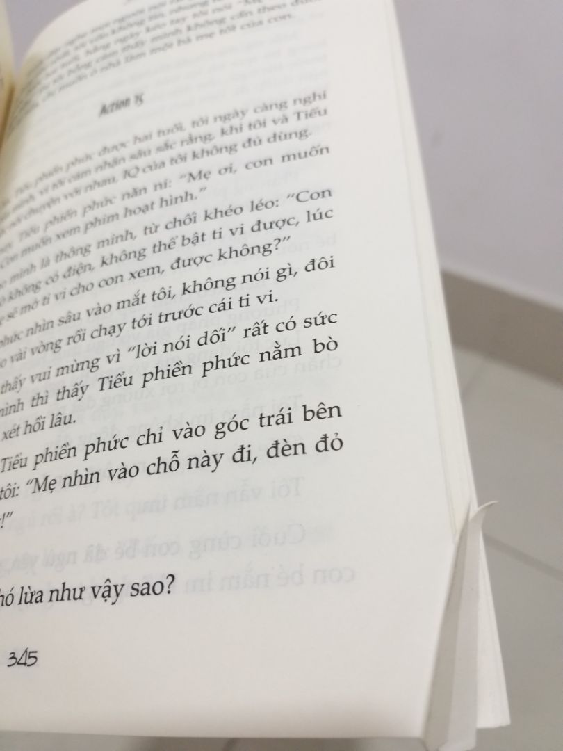 Sách giao bị bẩn nhiều chỗ và móp một tí ở phần góc. Mình có thể chấp nhận được nhưng việc sách bị in lỗi thì hơi khó. Mình biết Tiki chỉ là bên trung gian mà thôi nhưng mình mong Tiki hãy chú ý hơn đến cả chất lượng của sách nữa ??