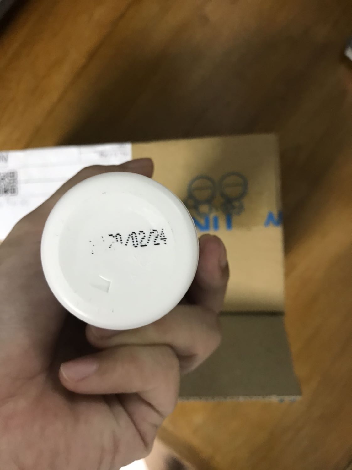 Shop giao hàng nhanh, xịt diệt khuẩn không quá nồng mùi cồn, tia đều, không bị rắc, màu sắc và chữ in trên hộp sắc nét, hạn sử dụng dài. Hi vọng đây là sản phẩm hữu dụng trong mùa dịch covid. Có một điểm shop nên rút kinh nghiệm là chai xịt thì nhỏ nhưng bọc trong hộp quá to.