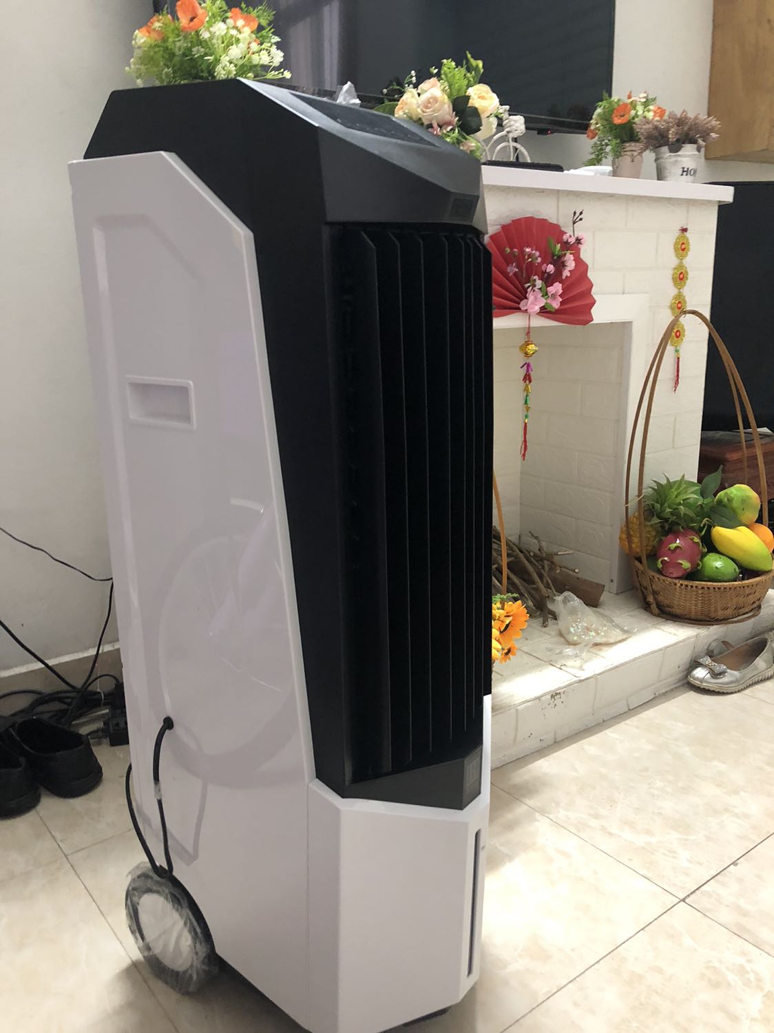 Đắt nhưng may có trương trình khuyến mại nên mình quất 2 cái luôn, hình thức nhỏ gọn, sang, nếu muốn mát nữa thì bỏ thêm vài viên đá nhỏ vào ngăn chứa nước nhé , mát như điều hoà luôn!