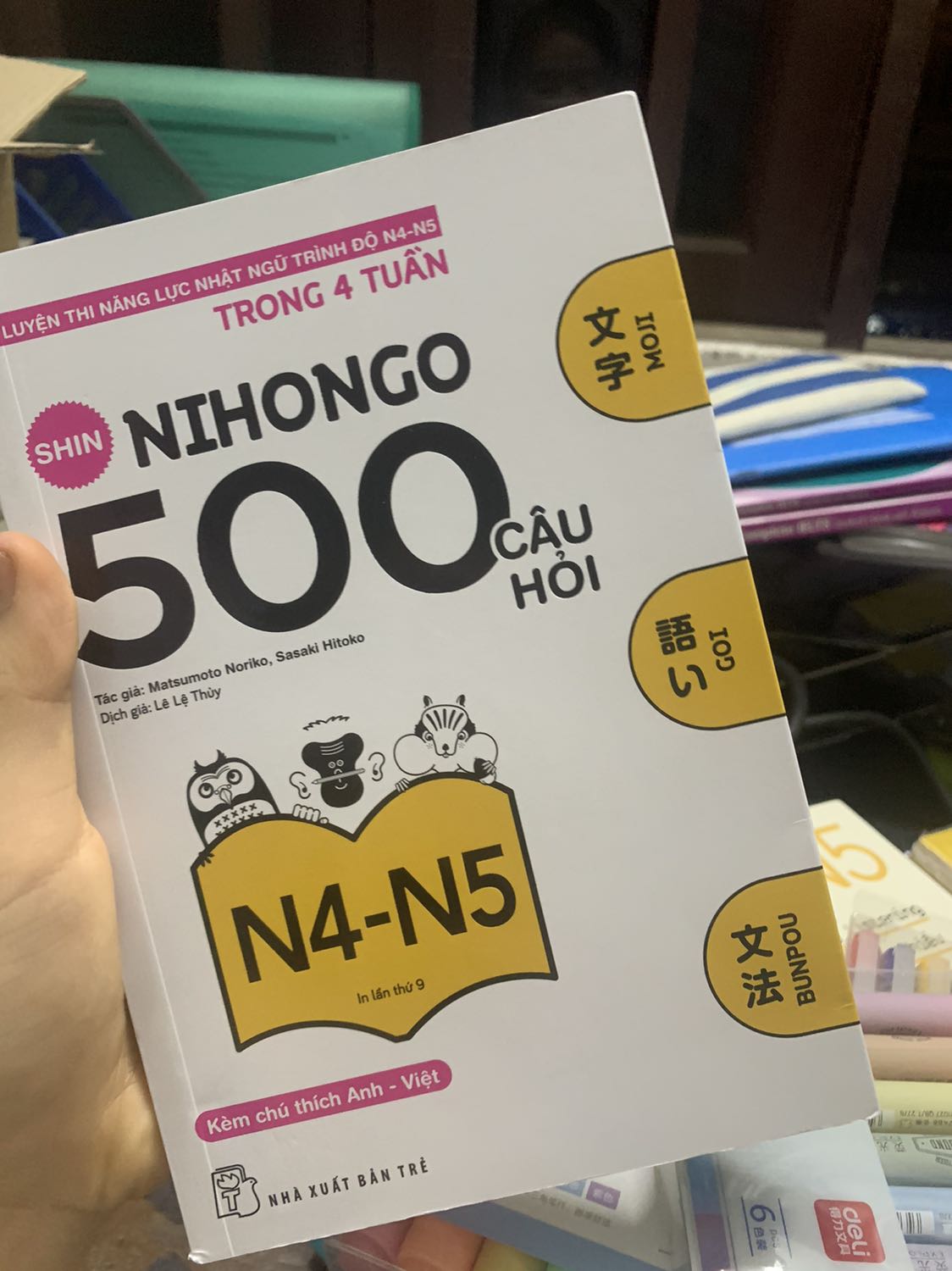 Xịn xò cực kì. Giấy chất lượng muốn xỉu, chữ in rõ nét và có kèm tiếng việt cho dễ học hơn. Tiki thì giao hàng phải gọi là đỉnh của chóp- nhanh ko chê vào đâu đc. Thanks nhìu ạhhhhh