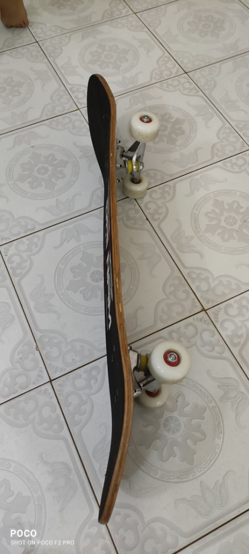 mình đã cố tình để cậu lớn chơi một thời gian mới đánh giá, ván đẹp đúng như hình, chất lượng tốt ,đẹp tiện lợi, đồ bảo hộ bình thường đủ dùng cho trẻ, quai cài dễ tuột nên lấy gim giấy gim lại là ok. ván cho trẻ em nhưng người lớn như mình 70kg chơi mẫu cho các bé thấy cũng chắc chắn. đáng mua cho trẻ con chơi nhất là trong mùa dịch