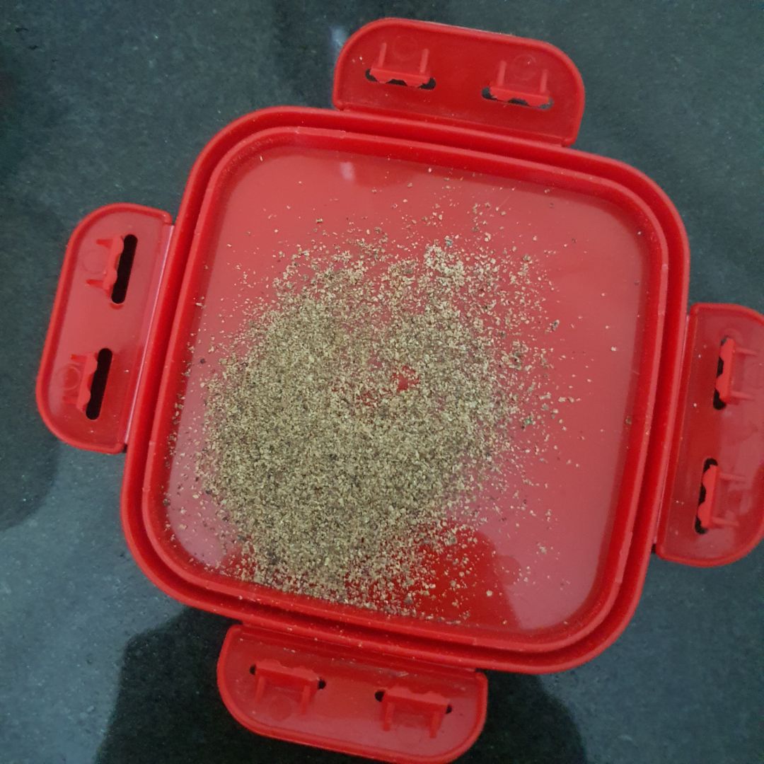 Sản phẩm này nhỏ vừa tay, chỉ cần dùng chút lực là tiêu nát, có thể điều chỉnh độ mịn theo ý muốn. Chưa biết độ bền như thế nào, nhưng mới sử dụng thấy giống như quảng cáo. Hình đính kèm là từ hạt tiêu giã bằng cối sau khi qua máy xay cầm tay.