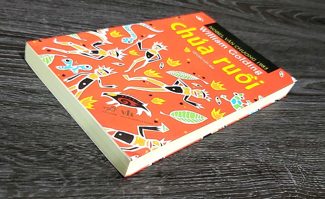 "Nếu Chúa ruồi chỉ đơn thuần là một tác phẩm văn học thiếu nhi, ắt hẳn nó sẽ vô cùng rạo rục và tuơi sáng, nhưng tác giả của nó là Golding, nguời đã trải qua đủ ác mộng để hiểu rằng, nơi nào con nguời không kiềm chế đuợc cái ác bản năng thì dẫu chỉ là trò chơi của trẻ nít, vuờn địa đàng sớm muộn cũng thành địa ngục." The Times